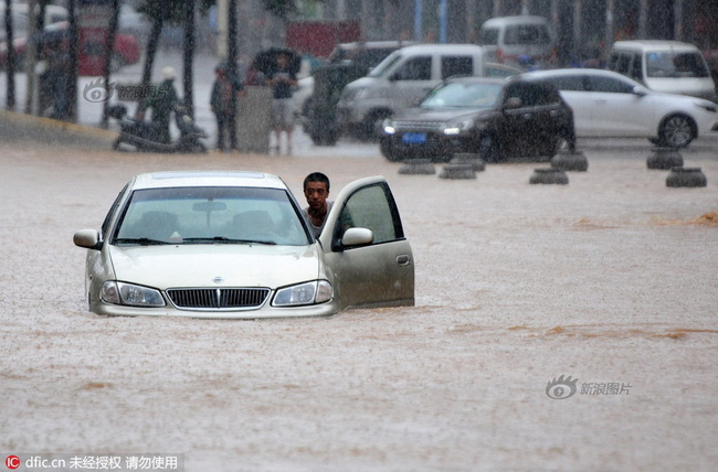 Chùm ảnh: Cảnh tượng lụt lội khủng khiếp ở Trung Quốc - Ảnh 19.