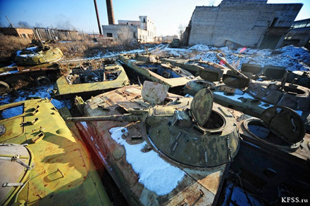 Chùm ảnh đẹp long lanh chụp bên trong “nghĩa địa” xe tăng ở Nga - Ảnh 19.