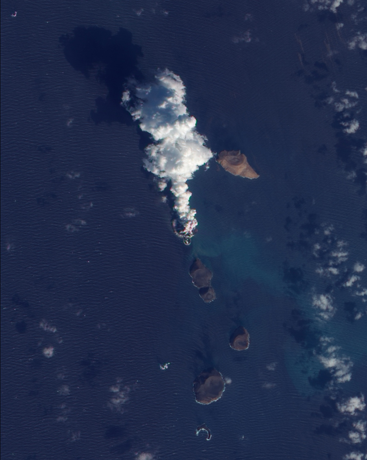 Hot island. Извержение вулкана на острове Тонга. Взрыв вулкана Тонга из космоса. Остров который ночью становится кислотным. Засланец из космоса.