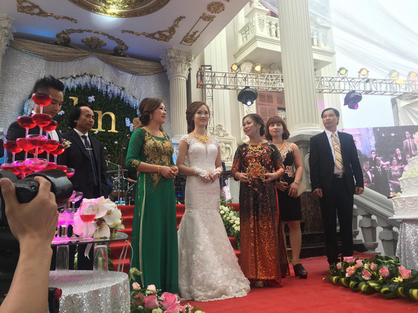 Những đám cưới bạc tỷ, của hồi môn “khủng” của các cặp đôi Việt - Ảnh 2.