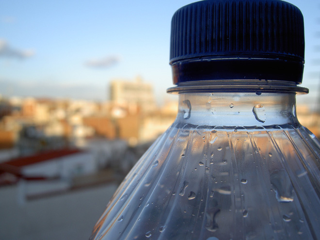 Đừng bơm nước lại những chai nhựa để tái sử dụng nhiều lần, hiểm họa khôn lường - Ảnh 1.