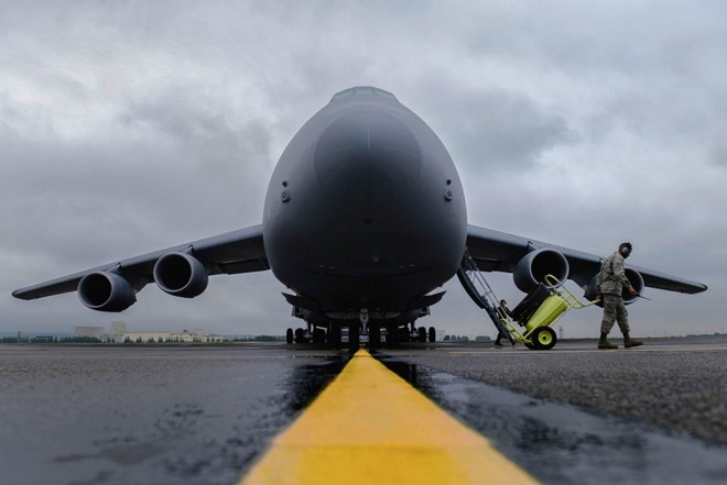 Cận cảnh máy bay vận tải quân sự khổng lồ của Không quân Mỹ - Ảnh 2.