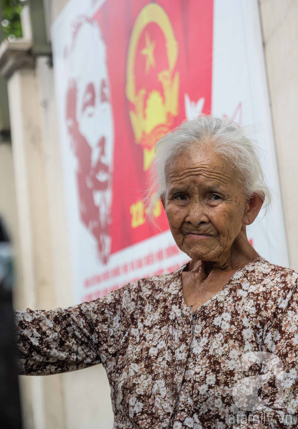 Tấm lưng còng của mẹ già 81 tuổi bán hàng rong, ngủ ngoài đường lo tiền chữa bệnh cho con - Ảnh 2.