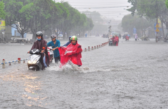 Biên Hòa trong biển nước, dân bì bõm về nhà - Ảnh 1.