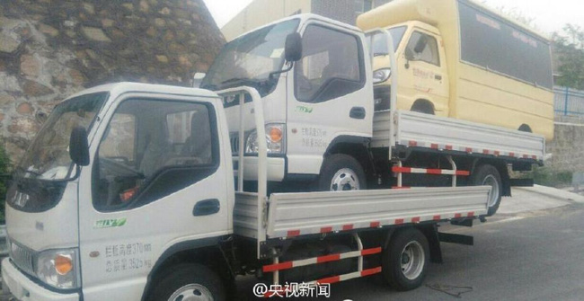 Trung Quốc: Tài xế cùng lúc lái 3 xe tải ngông nghênh di chuyển trên đường - Ảnh 2.