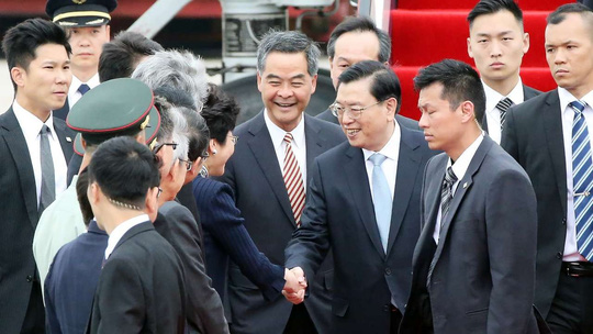 Hồng Kông: Đón chủ tịch quốc hội Trung Quốc bằng mộ giấy - Ảnh 1.