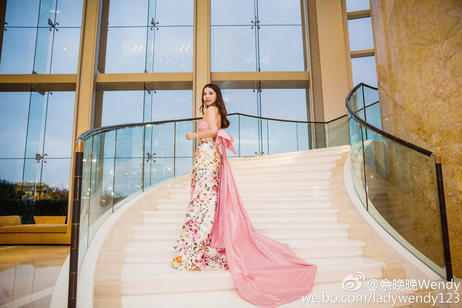 Cuộc sống xa hoa của c&ocirc; tiểu thư nh&agrave; gi&agrave;u Trung Quốc lu&ocirc;n mơ ước được l&agrave;m qu&yacute; tộc Anh - Ảnh 2.