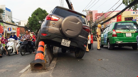 Xế hộp bay lên dải phân cách, kẹt xe nhiều cây số - Ảnh 1.