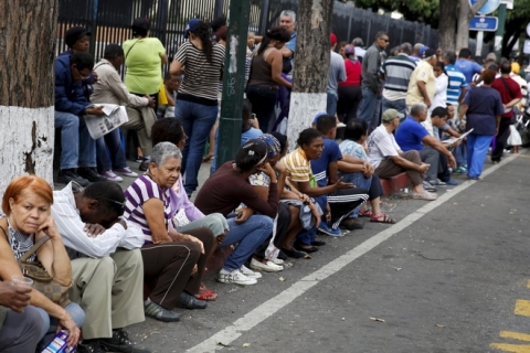 Venezuela: 1 hộp bao cao su giá 16 triệu, 1 chiếc bánh mì giá hơn 3 triệu - Ảnh 2.