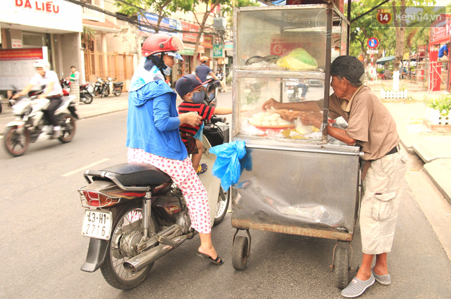 Xe bán bánh huyền thoại suốt 40 năm gắn liền với tuổi thơ của nhiều người dân Đà Nẵng - Ảnh 2.