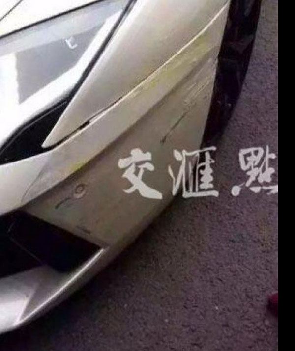 Đã rách còn nát: Taxi va chạm siêu xe Lamborghini 23,5 tỷ - Ảnh 3.