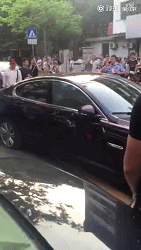 Nữ tài xế lái Range Rover đâm liên tiếp vào siêu xe Jaguar, người dân đứng bên hò reo cổ vũ - Ảnh 2.