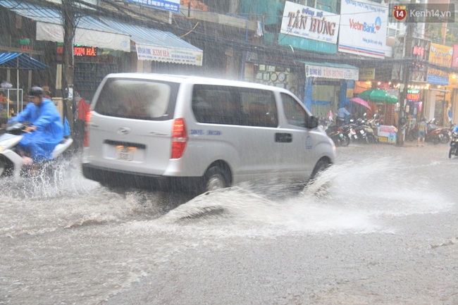 Sau Hà Nội, đến lượt người dân Đà Nẵng dắt xe bì bõm trong dòng nước ngập sau mưa - Ảnh 1.