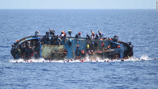 Cận cảnh tàu chở gần 600 người lật úp trên Địa Trung Hải - Ảnh 2.