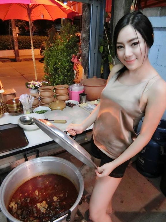 Hot girl bán phở lên ngôi, sau cả năm trời xếp hàng - Ảnh 2.