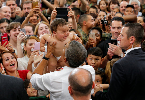Em bé đang khóc qua tay Obama bỗng nín bặt - Ảnh 2.