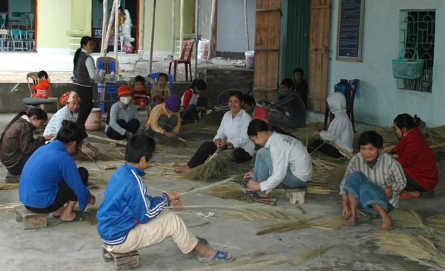 Hai “lão khùng” nhận nuôi hàng trăm người điên, tàn tật - Ảnh 1.