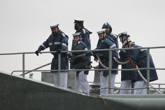 Tàu hải quân Úc đội mưa gió đến TP HCM - Ảnh 2.