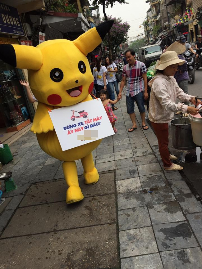 Thanh niên mặc đồ Pikachu giơ bảng dừng xe tắt máy khi đèn đỏ, bị tông ngã dúi dụi - Ảnh 3.