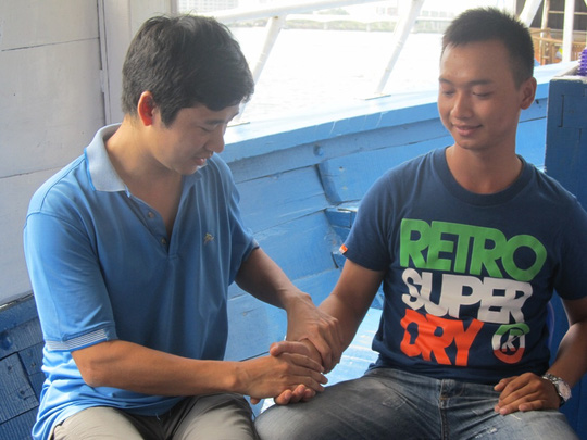Cuộc gặp xúc động giữa người bị nạn và ân nhân trong vụ chìm tàu sông Hàn - Ảnh 1.