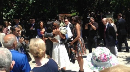 Ông Obama “nghỉ việc” đi dự lễ tốt nghiệp của con gái - Ảnh 2.