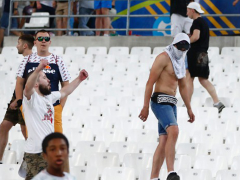 Chính trị gia Nga gây bão khi cổ súy cho hooligan ở EURO 2016 - Ảnh 2.