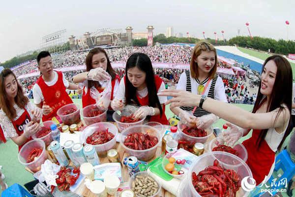 30.000 người chen lấn trong lễ hội này - Ảnh 2.