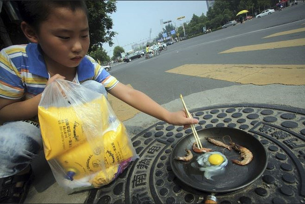 Những hình ảnh bá đạo không tưởng tượng nổi trong mùa nắng nóng ở Trung Quốc - Ảnh 2.