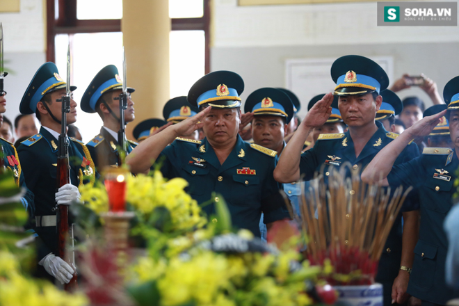 Đồng đội đến chào tiễn biệt Đại tá Trần Quang Khải. 