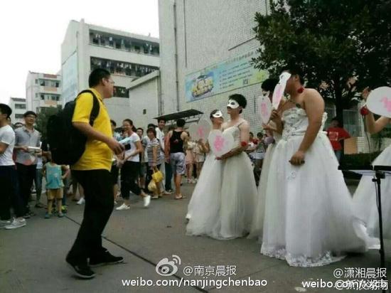 Cô giáo mặc váy cưới cầu hôn sinh viên giữa sân trường - Ảnh 2.