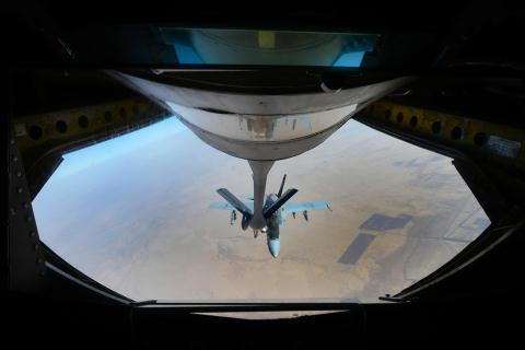 Su-34 đánh úp khi F/A-18 tiếp nhiên liệu tại Syria - Ảnh 2.