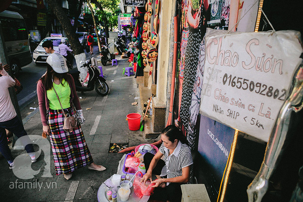 “Bí mật” của cô Là, chủ hàng cháo sườn 20 năm nổi tiếng trên phố cổ Hà Nội - Ảnh 2.