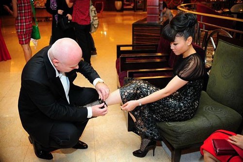 Tỉa móng chân, sấy tóc, đi giầy cho vợ... là ông chồng tỉ mẩn đúng chuẩn soái ca của sao Việt - Ảnh 2.