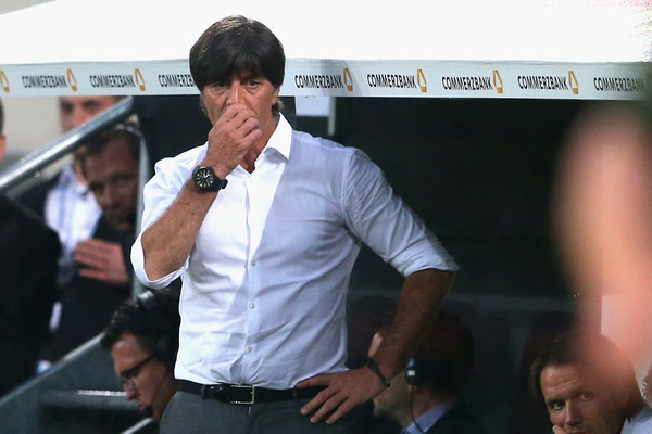 Giáo sư tâm lý giải thích về hành động kỳ quặc của thánh ngửi Joachim Low - Ảnh 1.