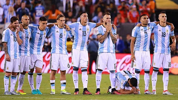 Maradona lên tiếng: Hãy để Messi được yên - Ảnh 2.