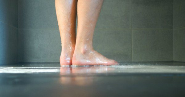 Đây là những lý do tại sao bạn nhất định phải đi tiểu khi tắm - Ảnh 2.