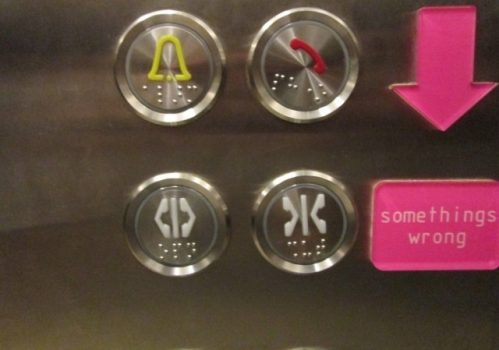 Nút bấm trên thang máy có những vân nổi để làm gì? - Ảnh 2.