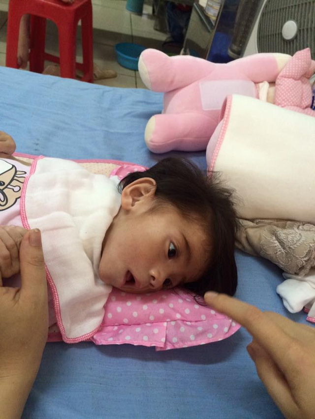 Cảm động chuyện 9X Lào Cai chăm sóc bé 14 tháng tuổi nặng 3,5kg như con ruột - Ảnh 2.