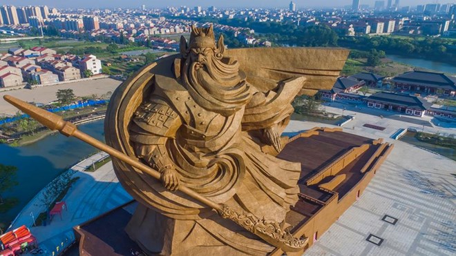 [Photo] Ngỡ ngàng trước bức tượng Quan Vũ nặng hơn 1.000 tấn - Ảnh 2.