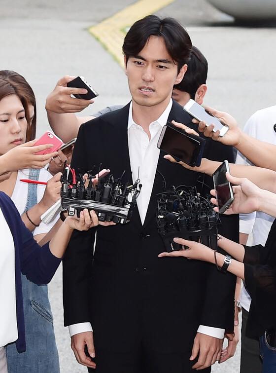 Bị tố cáo cưỡng dâm, Lee Jin Wook vẫn nở nụ cười khi xuất hiện tại đồn cảnh sát - Ảnh 2.