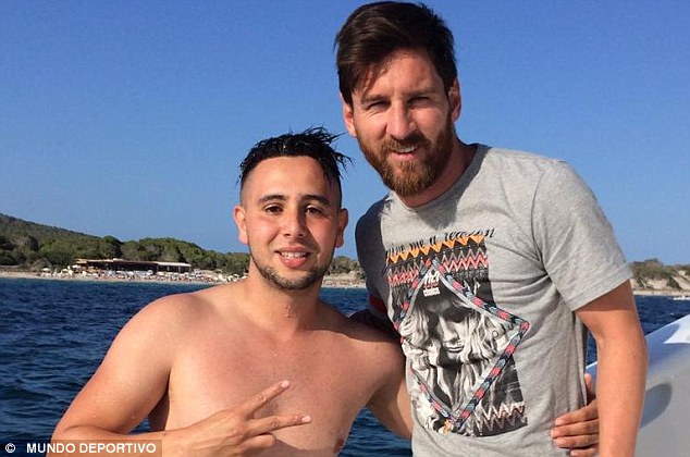 Fan cuồng bơi hơn... 1km ra du thuyền để uống rượu cùng Messi - Ảnh 2.