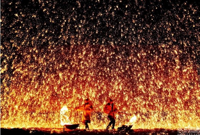 [Photo] Mãn nhãn với màn múa lửa cùng thép nóng nghìn độ - Ảnh 2.