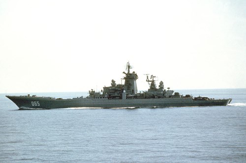 Cuộc đối đầu giả tưởng giữa tàu chiến Nga - Mỹ - Ảnh 1.