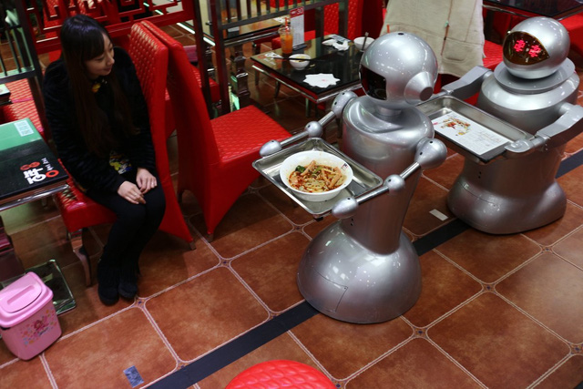 Bồi bàn, đầu bếp Trung Quốc thất nghiệp vì robot - Ảnh 1.