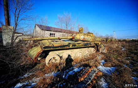 Chùm ảnh đẹp long lanh chụp bên trong “nghĩa địa” xe tăng ở Nga - Ảnh 2.