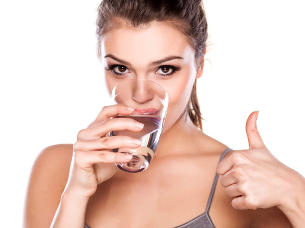 Uống nước khi đang đói không chỉ giúp bạn giảm cân mà còn mang lại nhiều tác dụng bất ngờ - Ảnh 2.