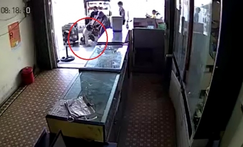 Video: Chủ cửa hàng nhanh trí tóm gọn tên trộm táo tợn - Ảnh 3.