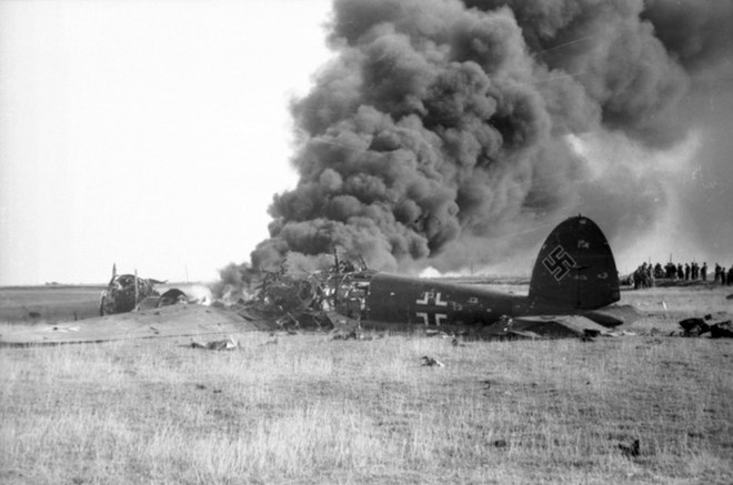 Máy bay Bf 110: “Chiến hạm trên không” gãy cánh của Phát xít Đức - Ảnh 2.