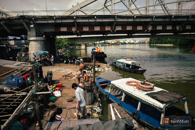 Gia đình sống lênh đênh trên sông hơn 20 năm - Sài Gòn có những góc khuất trần trụi như thế! - Ảnh 2.