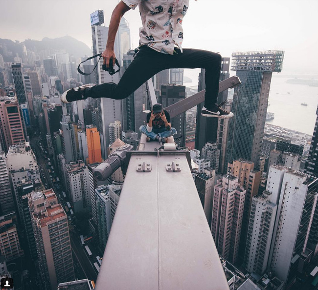 Màn giữ thăng bằng trên ván trượt trên nóc tòa nhà cao tầng khiến nhiều người toát mồ hôi hột - Ảnh 2.